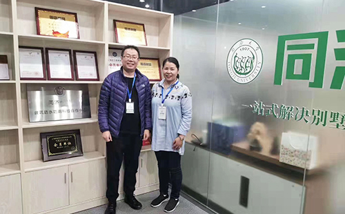 同济微晶总经理与加盟商合影